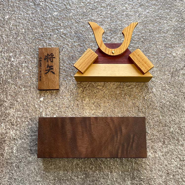 ウォールナットの飾り台付き